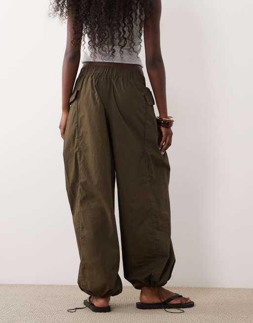 ASOS DESIGN utilitybyxa med sidoficka och ballongben i khaki, 2 av 5