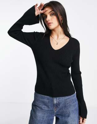 Fitted v 2024 neck sweater