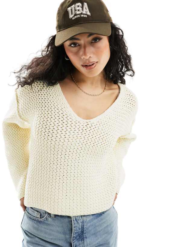 ASOS DESIGN - v neck jumper in textured stitch in cream