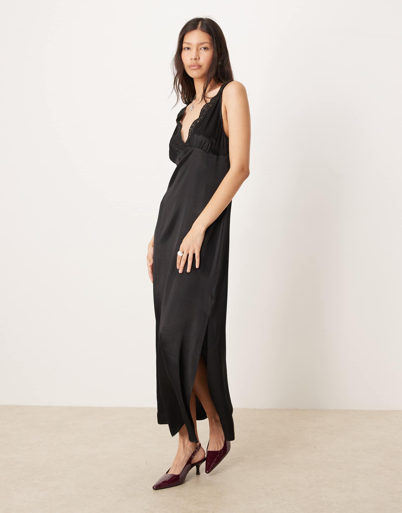 ДИЗАЙНЕРСКОЕ атласное миди-платье ASOS с V-образным вырезом и кружевными вставками черного цвета