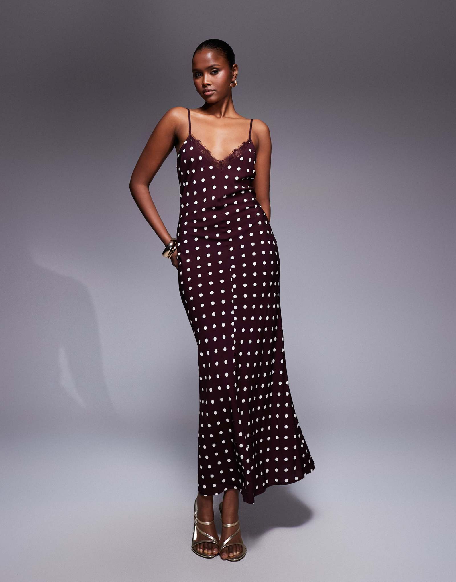  Платье-комбинация макси ASOS DESIGN из атласа с V-образным вырезом и кружевной отделкой шоколадного цвета 