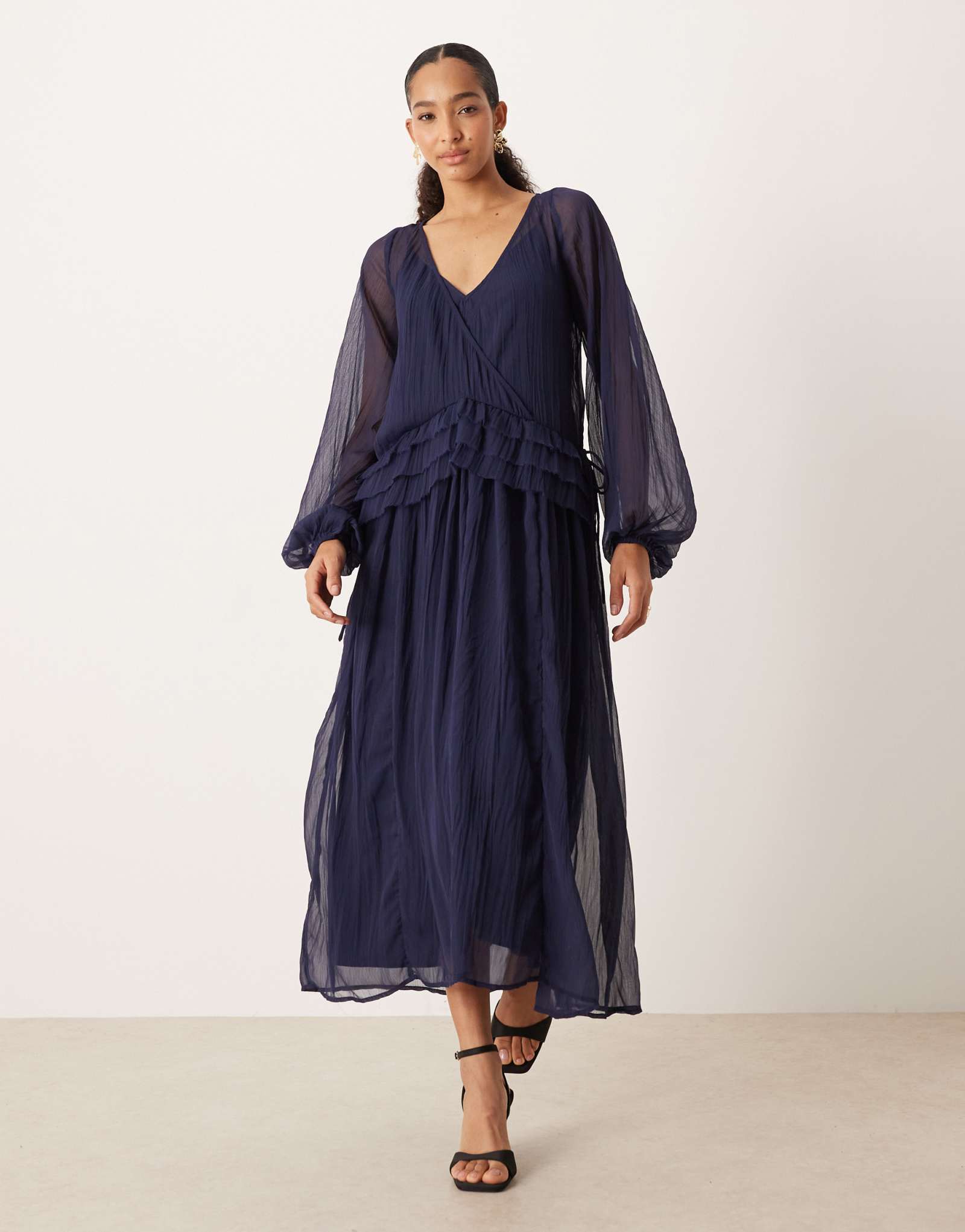 Дизайнерское платье-халат миди с v-образным вырезом и оборками темно-синего цвета от ASOS DESIGN