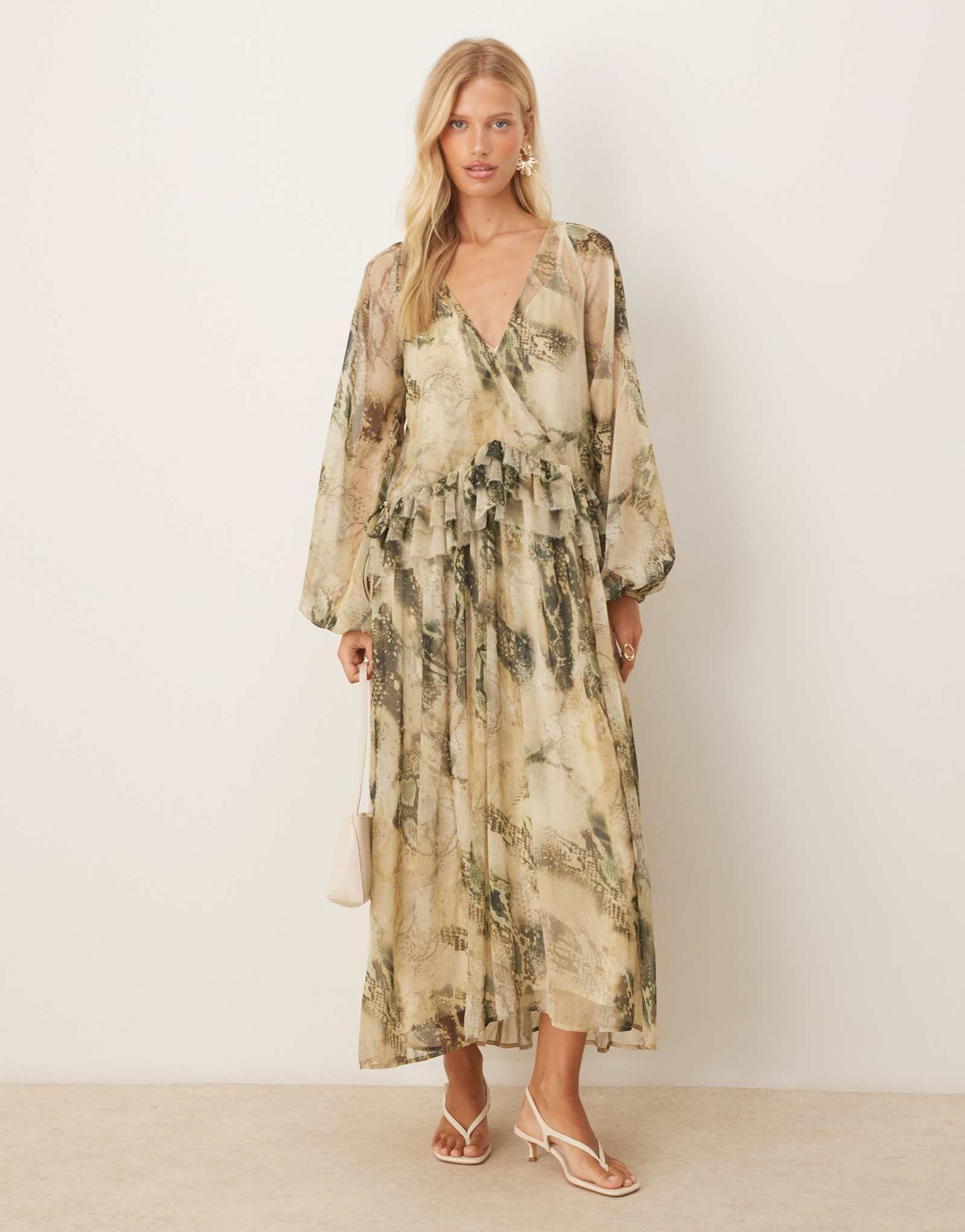 ДИЗАЙНЕРСКОЕ миди-платье-халат ASOS с v-образным вырезом и оборками в виде зеленого абстрактного принта