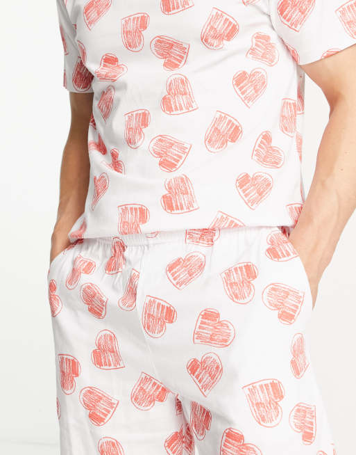 ASOS DESIGN - Valentijns - Pyjamaset met T-shirt en short met hartjesprint in wit, 2 van 4