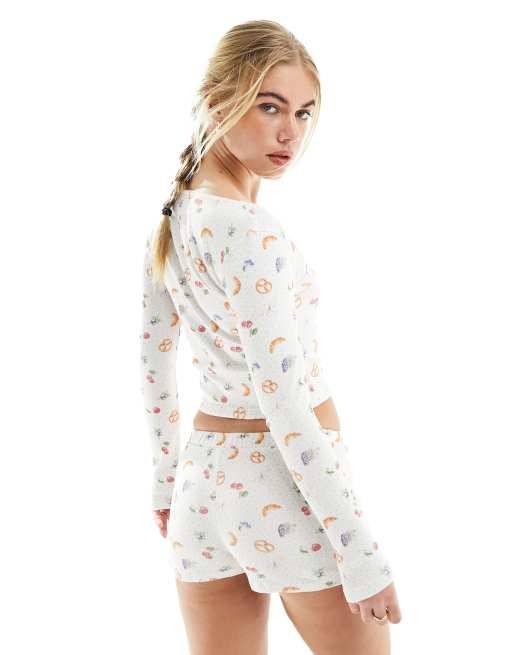 ASOS DESIGN – Valentin – Benvita småmönstrade hotpants i mysigt, ribbat material, del av set, 4 av 5