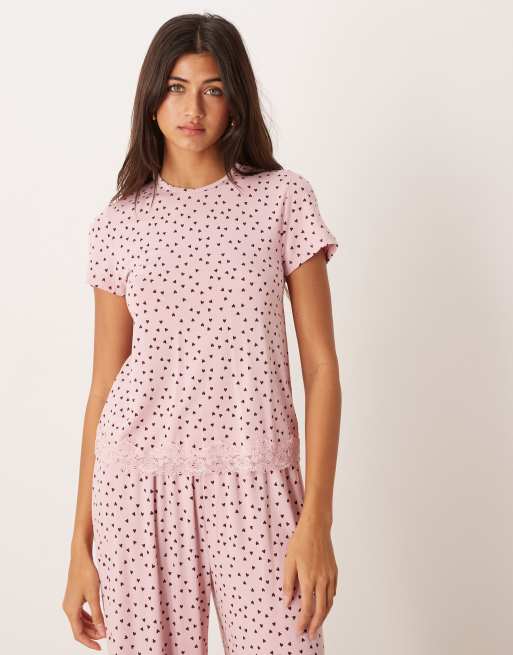 ASOS DESIGN – Valentinstag – Mix & Match – Knapp geschnittenes T-Shirt in Rosa mit Spitzenborte und Herzmuster