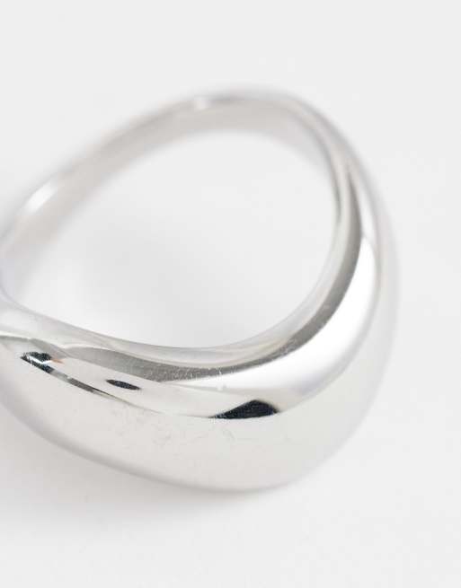ASOS DESIGN vandtæt ring i rustfrit stål med bølgemønster i sølvfarve, 2 af 3