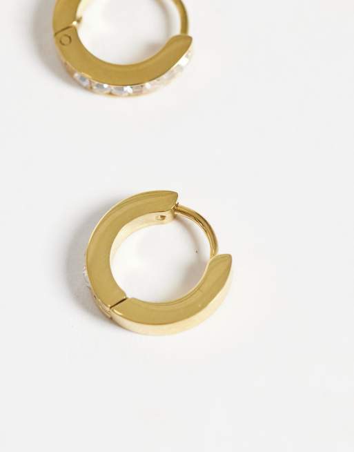 ASOS DESIGN vandtætte huggie-hoop-øreringe i rustfrit stål med krystalsten i guld, 4 af 4