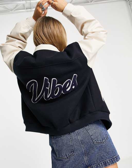 ASOS DESIGN - Varsity jack met 'Vibes'-logo in marineblauw en crème