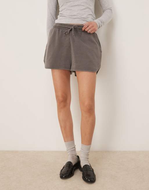 ASOS DESIGN - Vaskede grå løbeshorts i sweat-stof, 3 af 5