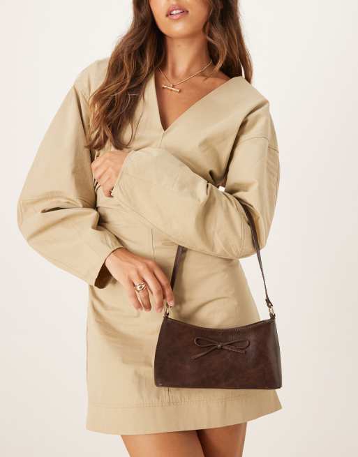 ASOS DESIGN - Vasket chokoladebrun skuldertaske med sløjfe i 90'er-stil, 4 af 4