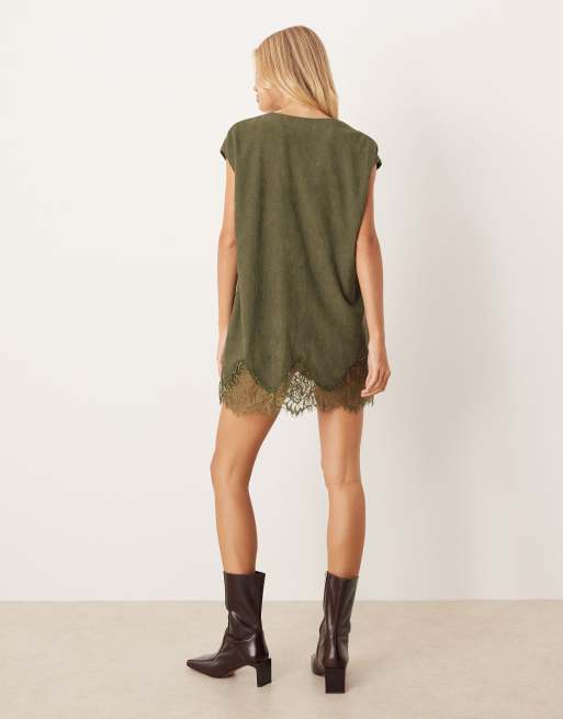 ASOS DESIGN - Vasket olivengrøn shift-minikjole med V-hals og blondekant i fløjl, 3 af 4