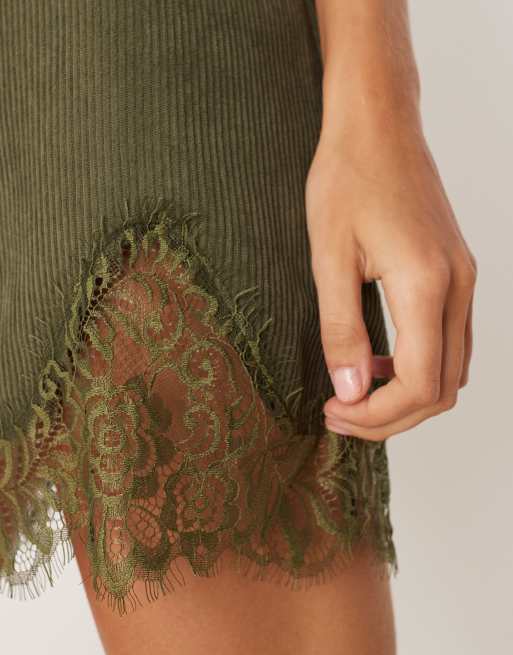 ASOS DESIGN - Vasket olivengrøn shift-minikjole med V-hals og blondekant i fløjl, 4 af 4