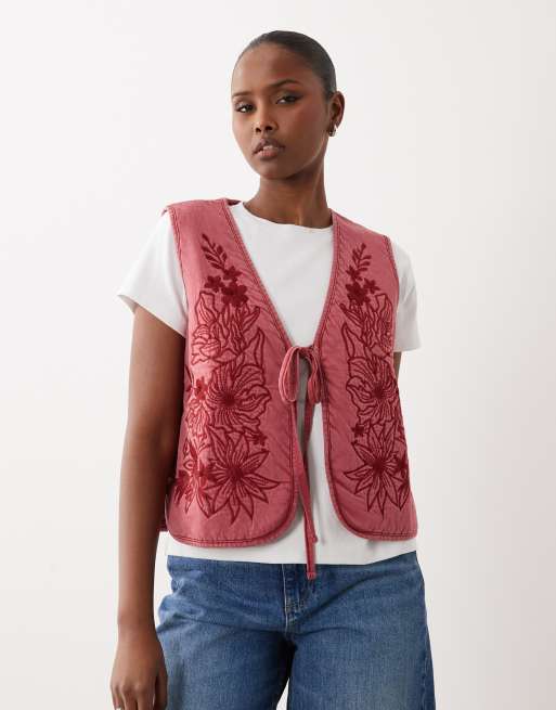 ASOS DESIGN - Vatteret habitvest med polstring og blomsterdesign i bordeaux syrevask, 2 af 4