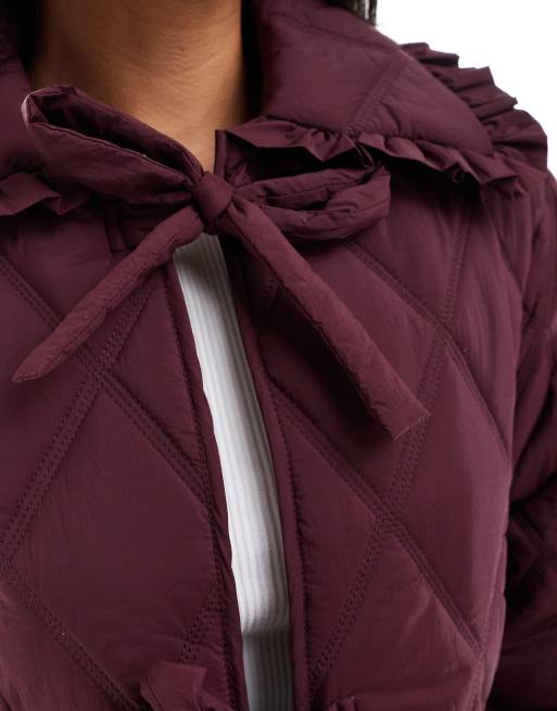 ASOS DESIGN - Vatteret jakke med flæsekrave og bindebånd fortil i bordeauxrød, 3 af 4
