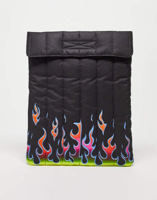 ASOS DESIGN - Vatteret laptopetui i sort med flammeprint