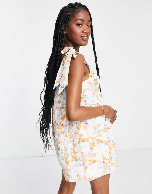 ASOS DESIGN - Vatteret smock-playsuit med bindeskuldre og blandet blomstermønster, 2 af 4
