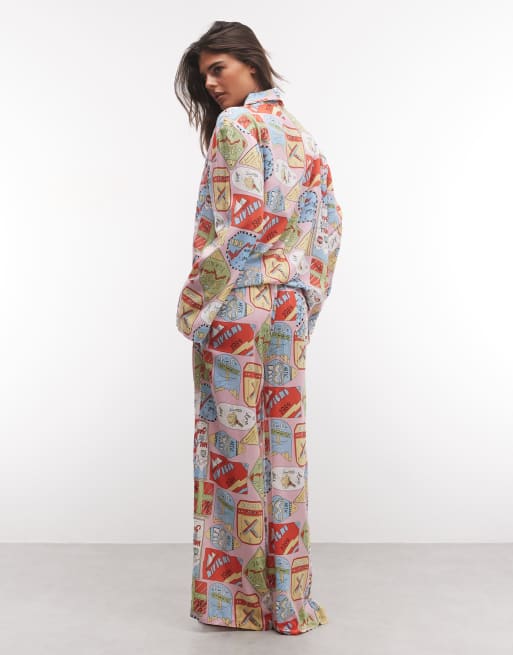 ASOS DESIGN vävt pyjamasset i modal med lång ärm och Christmas postcard-tryck, 4 av 4