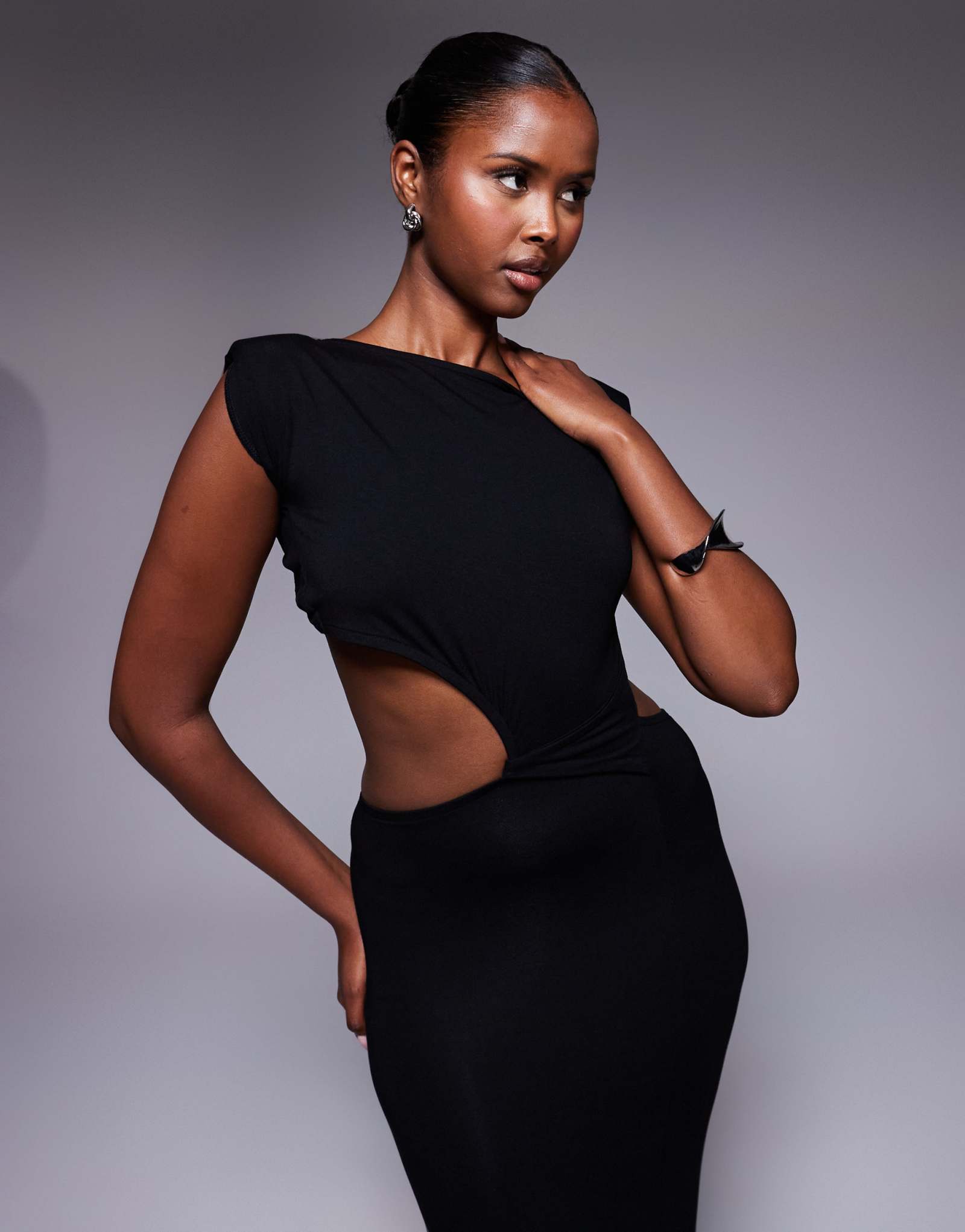 Черное миди-платье ASOS DESIGN с пятью накладками на плечах и завышенной талией