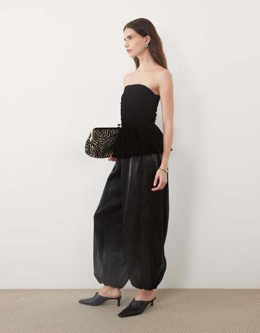 ASOS DESIGN velour-bandeaujumpsuit med chiffon-ballonbukser i sort, 2 af 4