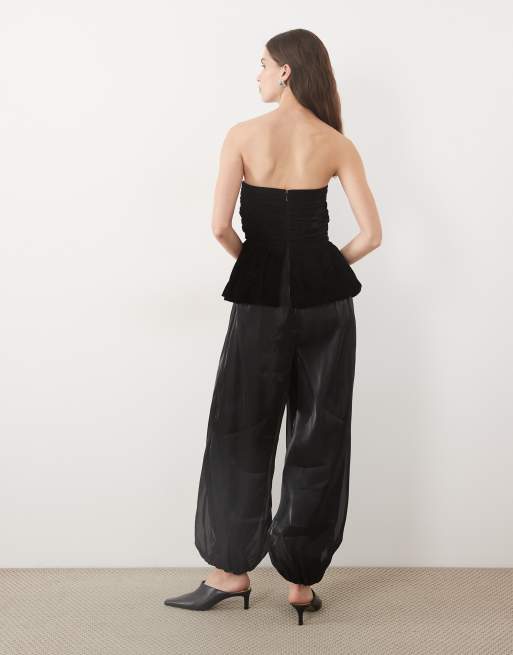 ASOS DESIGN velour-bandeaujumpsuit med chiffon-ballonbukser i sort, 4 af 4