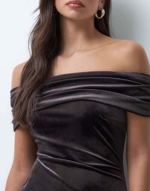 ASOS DESIGN velour bardot midi-kjole med asymmetrisk satin-nederdel i chokoladebrun, 4 af 5