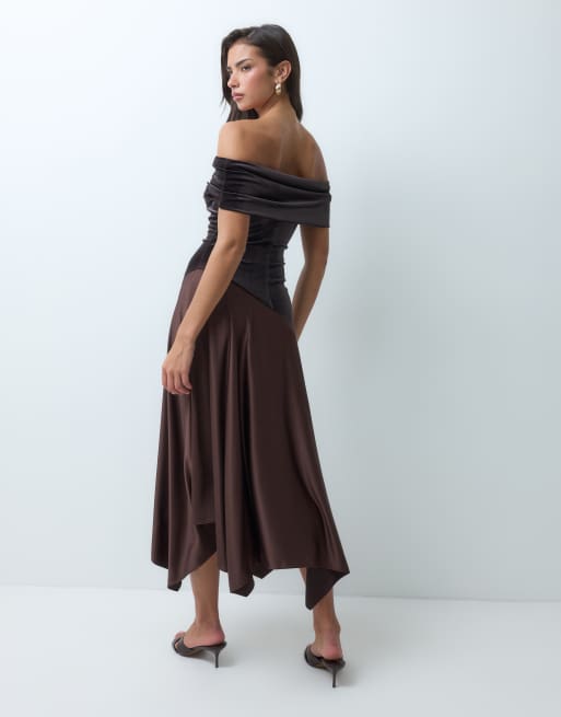 ASOS DESIGN velour bardot midi-kjole med asymmetrisk satin-nederdel i chokoladebrun, 5 af 5