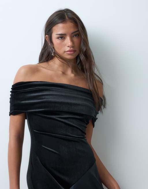 ASOS DESIGN velour bardot-midikjole med asymmetrisk satin-nederdel i sort, 4 af 5