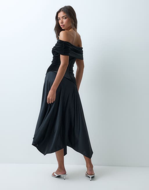ASOS DESIGN velour bardot-midikjole med asymmetrisk satin-nederdel i sort, 5 af 5