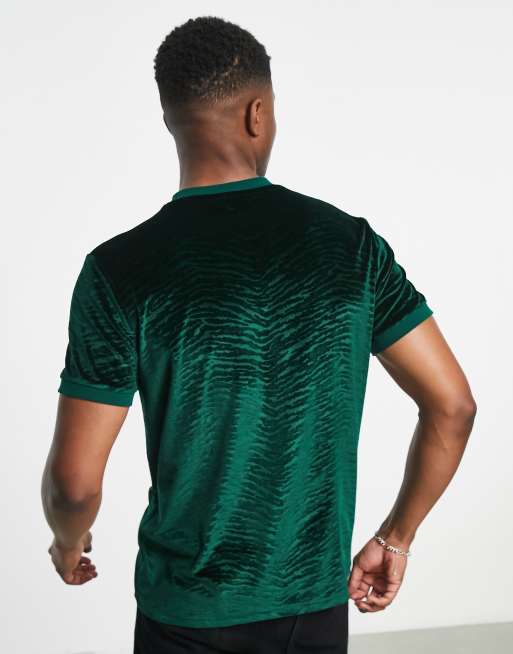 ASOS DESIGN – Velours-T-Shirt in Dunkelgrün mit Animalprint, 2 von 4