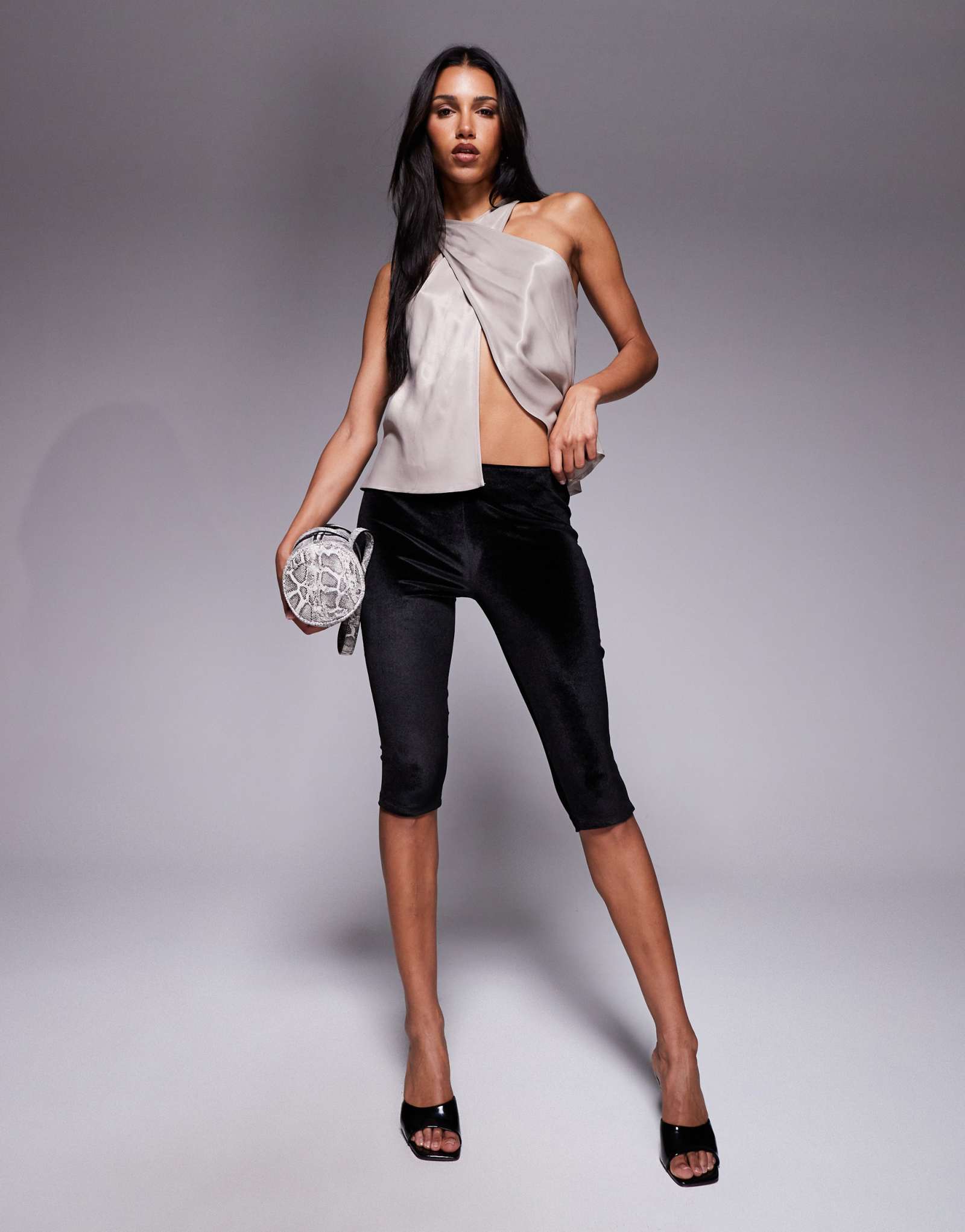 Дизайнерские бархатные брюки-капри ASOS черного цвета