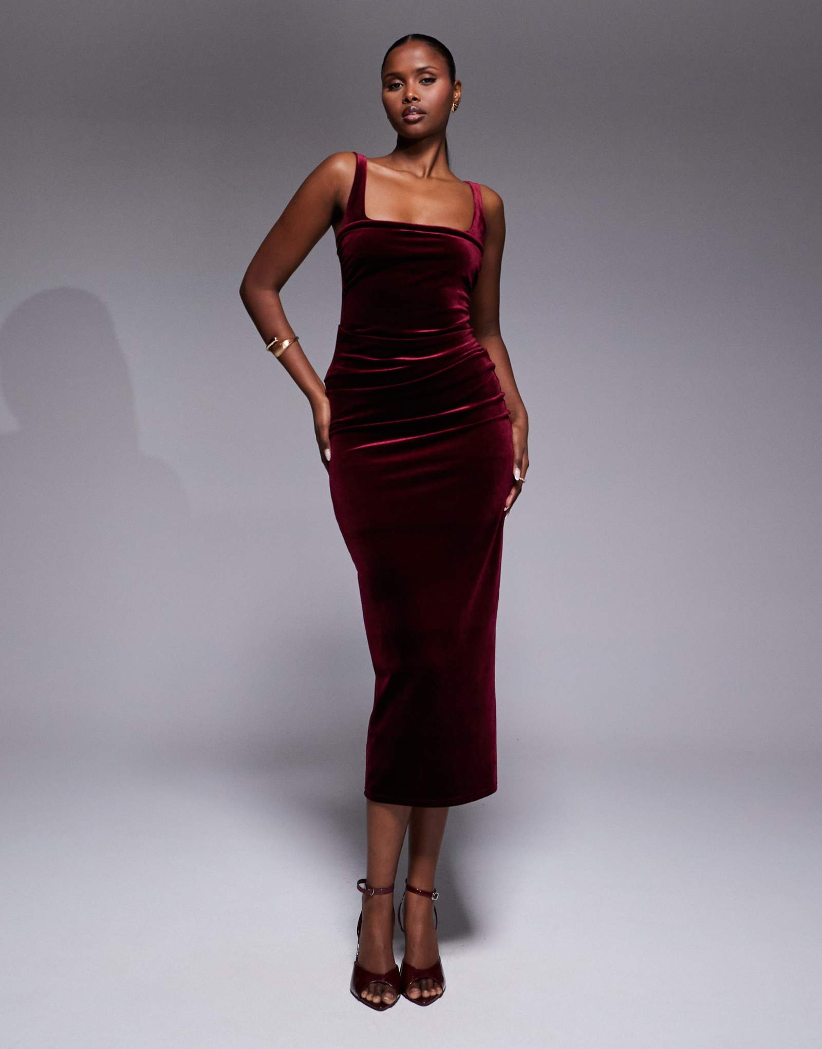 Дизайнерское бархатное платье миди с округлым вырезом от ASOS ягодно-красного цвета
