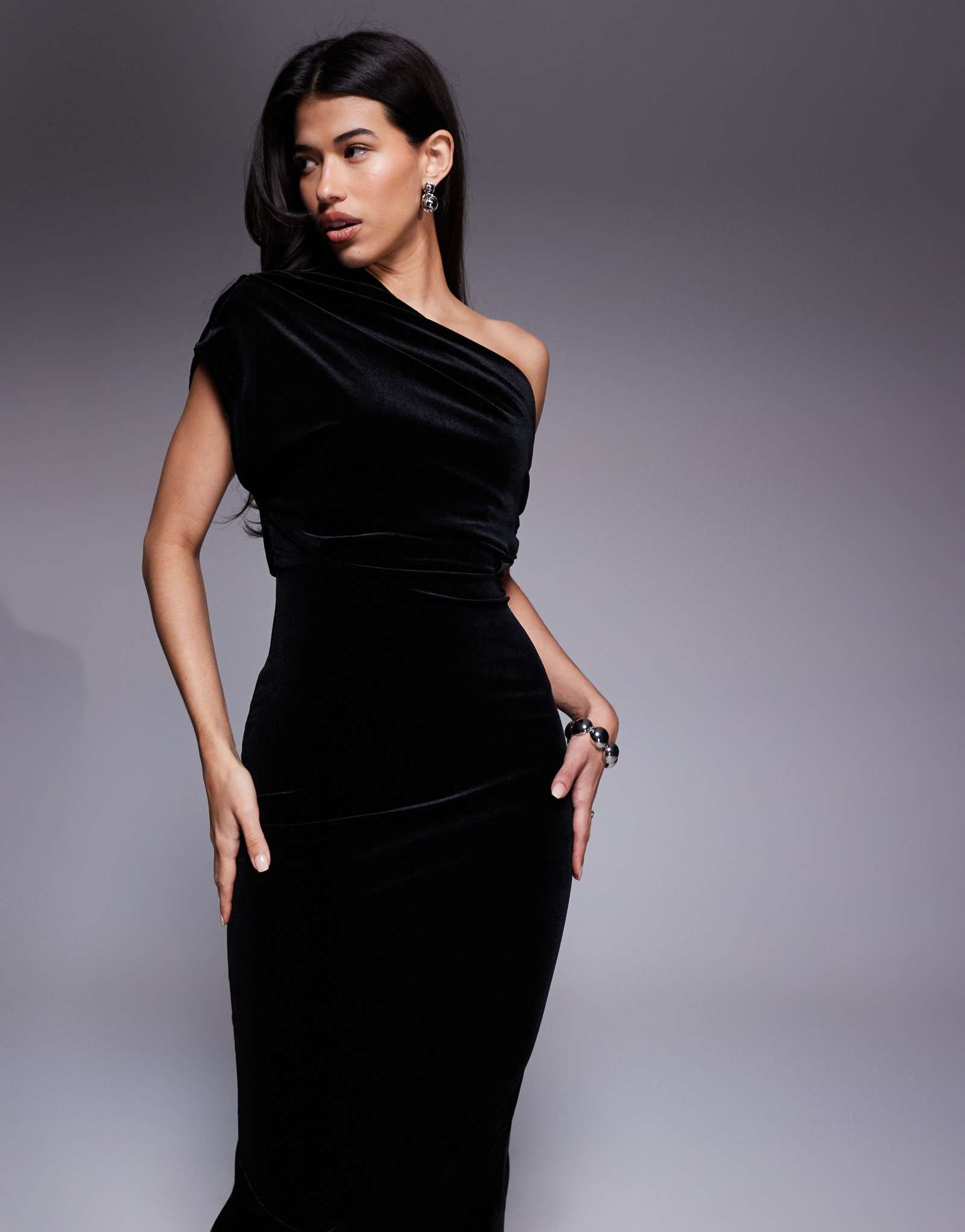 Дизайнерское бархатное платье миди с эффектным вырезом и разрезом черного цвета от ASOS DESIGN