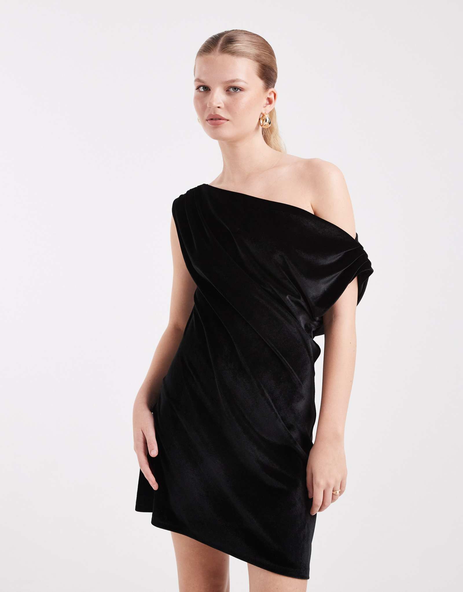 ДИЗАЙНЕРСКОЕ мини-платье ASOS с бархатной драпировкой на одно плечо черного цвета