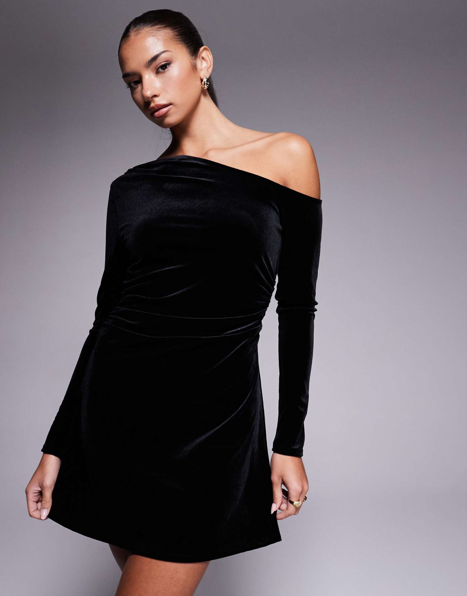 Дизайнерское бархатное мини-платье ASOS со спадающими плечами черного цвета