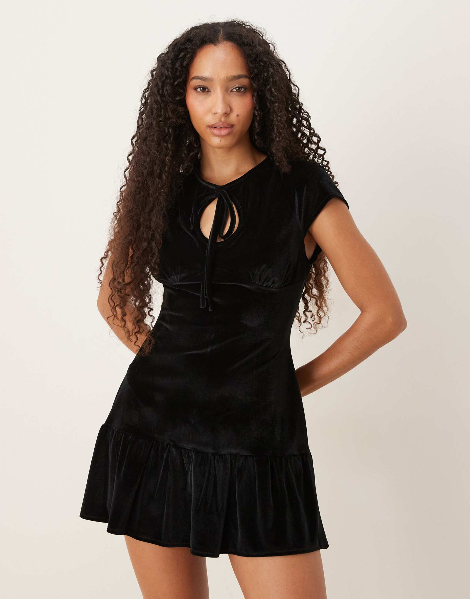 Дизайнерское бархатное мини-платье с замочной скважиной и заниженной талией ASOS DESIGN черного цвета
