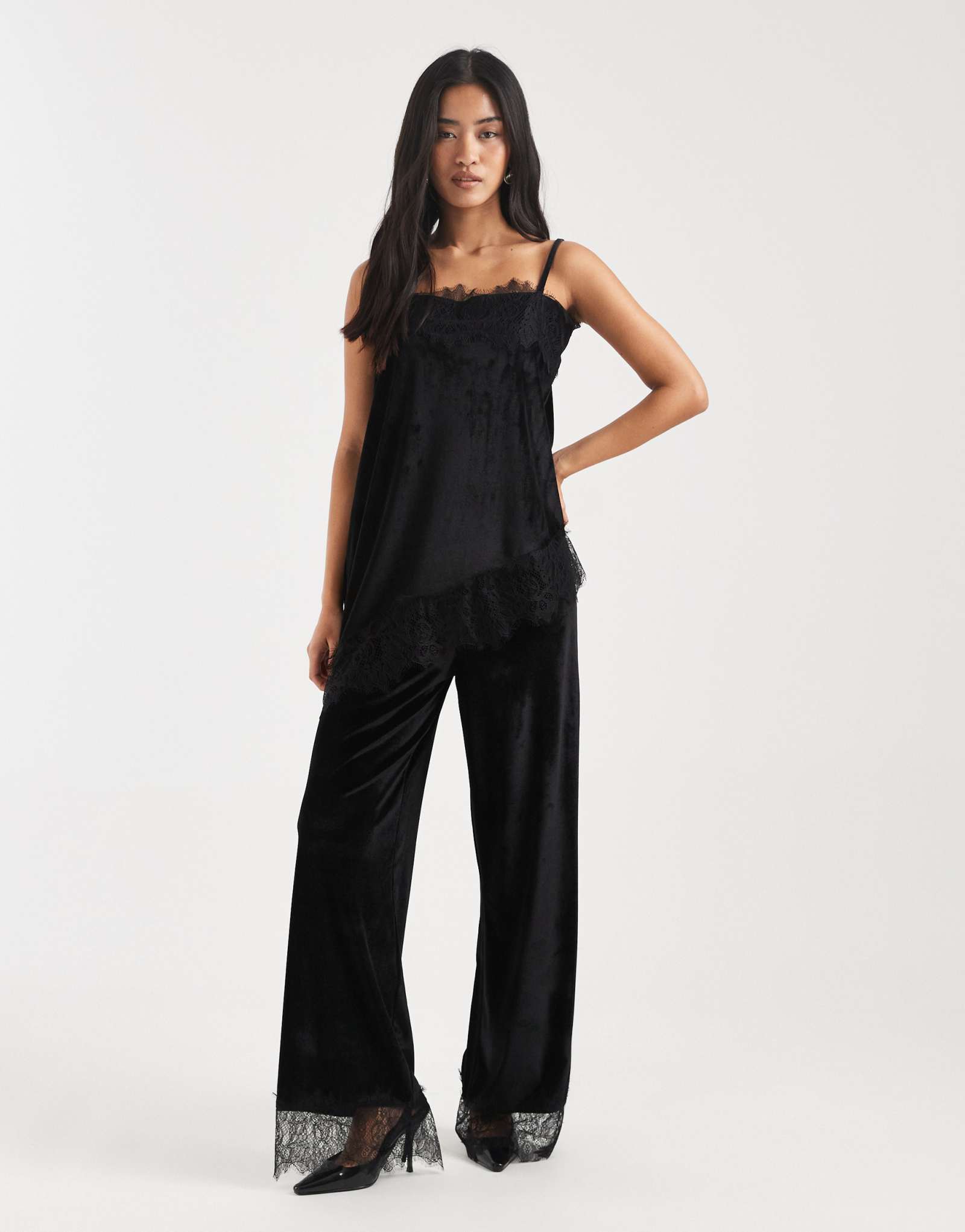 Дизайнерские бархатные брюки ASOS со средней посадкой и кружевным подолом черного цвета - часть комплекта