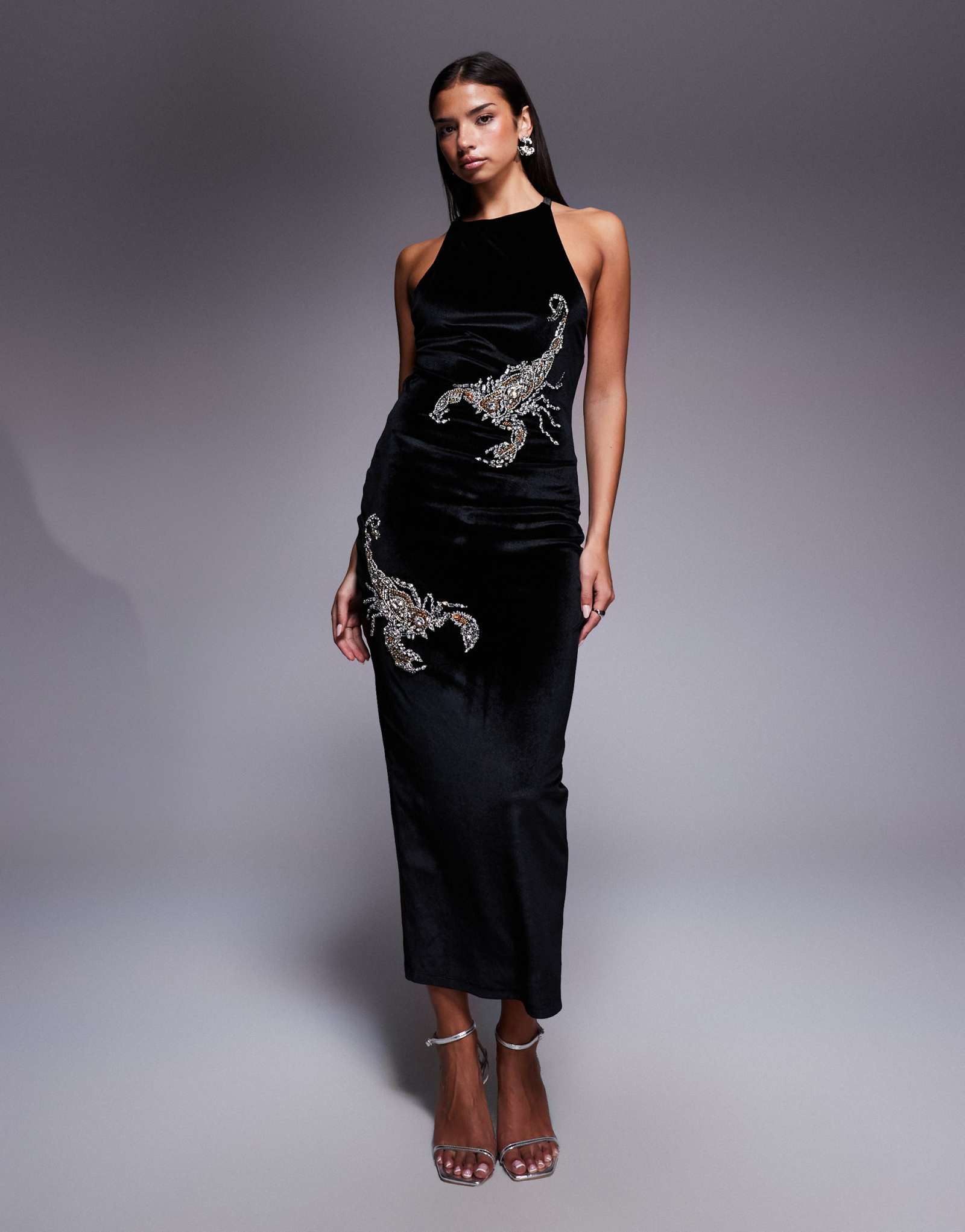 Дизайнерское бархатное платье мидакси от ASOS с украшениями в виде скорпионов