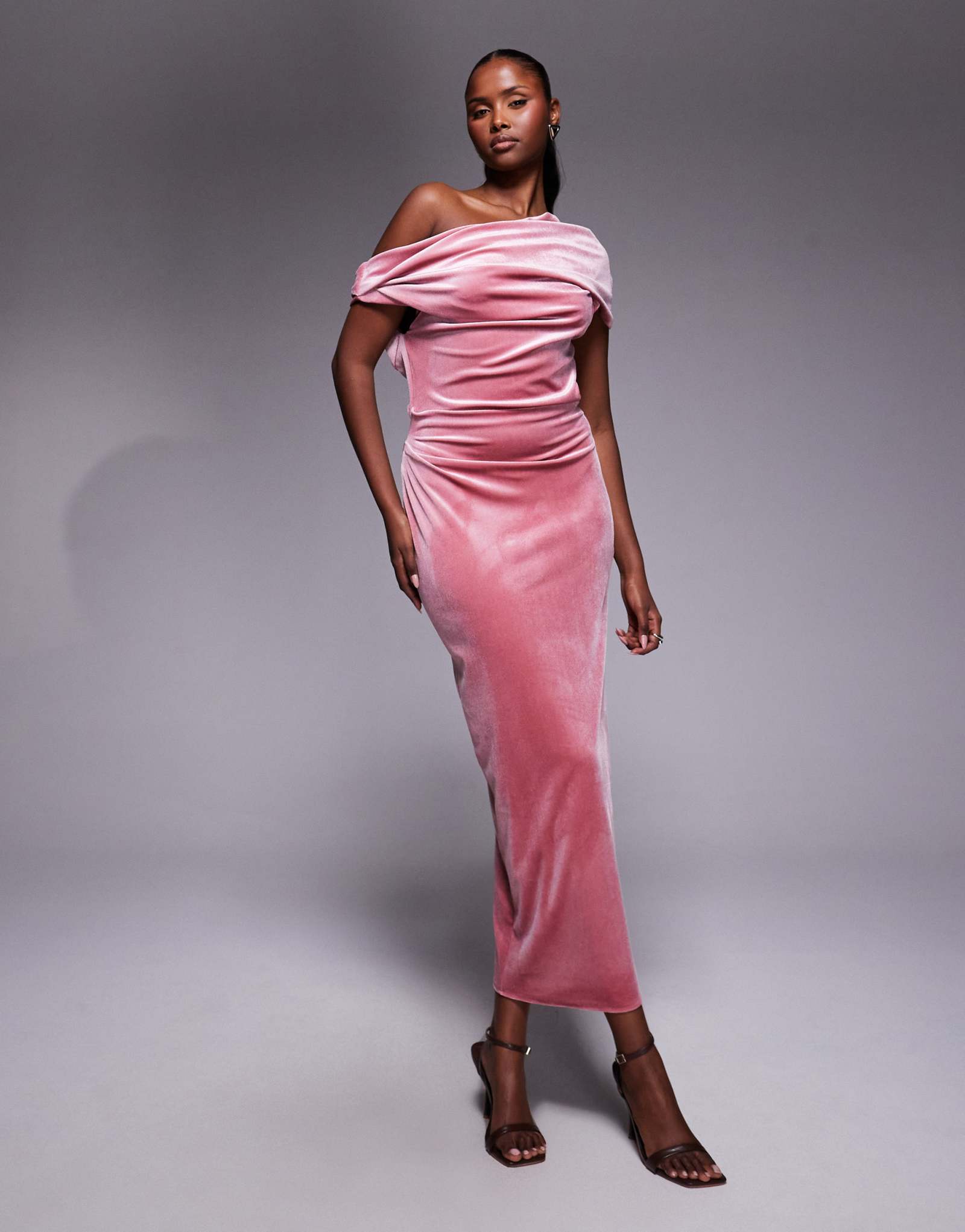Дизайнерское бархатное платье миди ASOS со спадающим плечом цвета пыльной розы