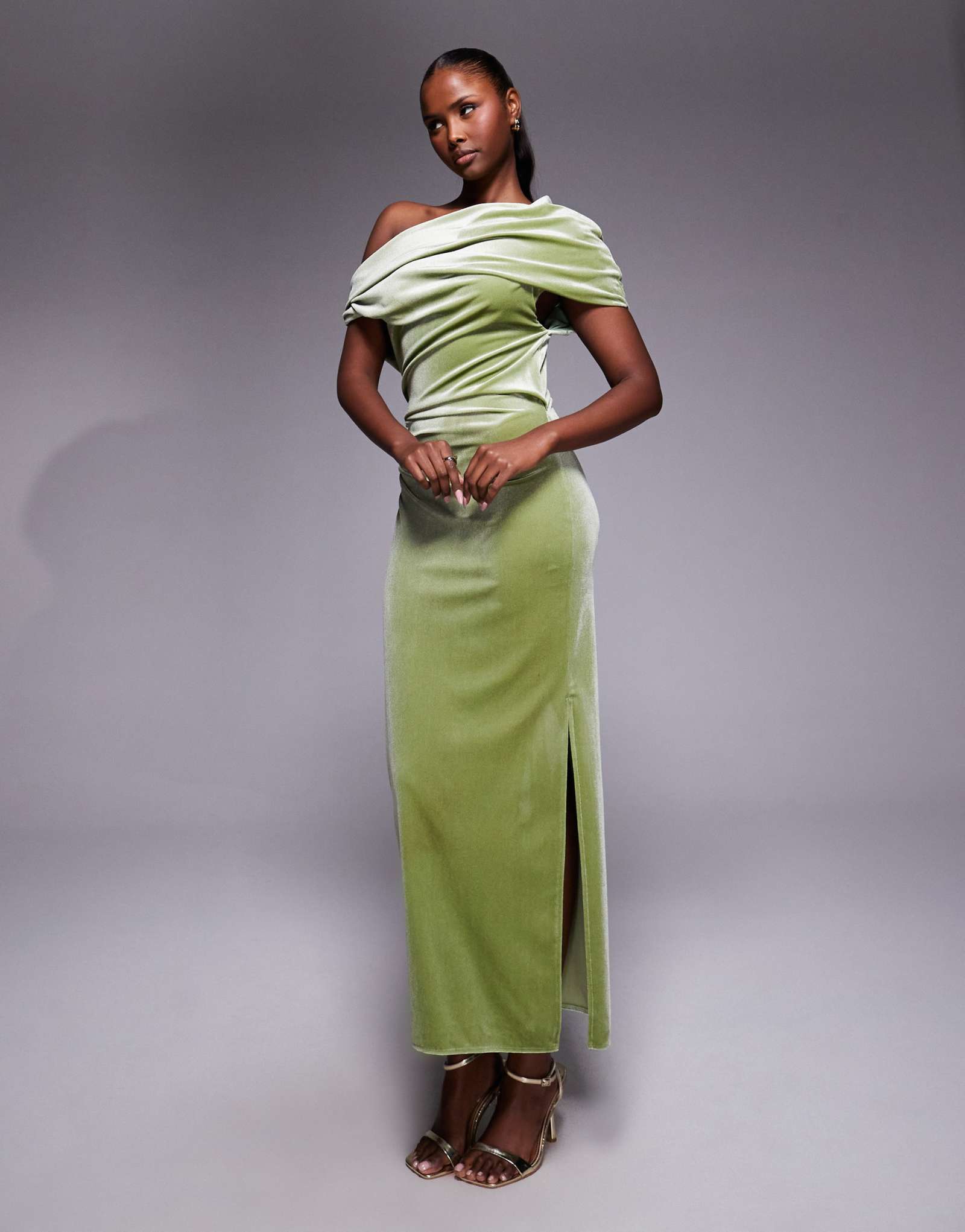 Дизайнерское бархатное миди-платье ASOS со спадающим плечом зеленого цвета