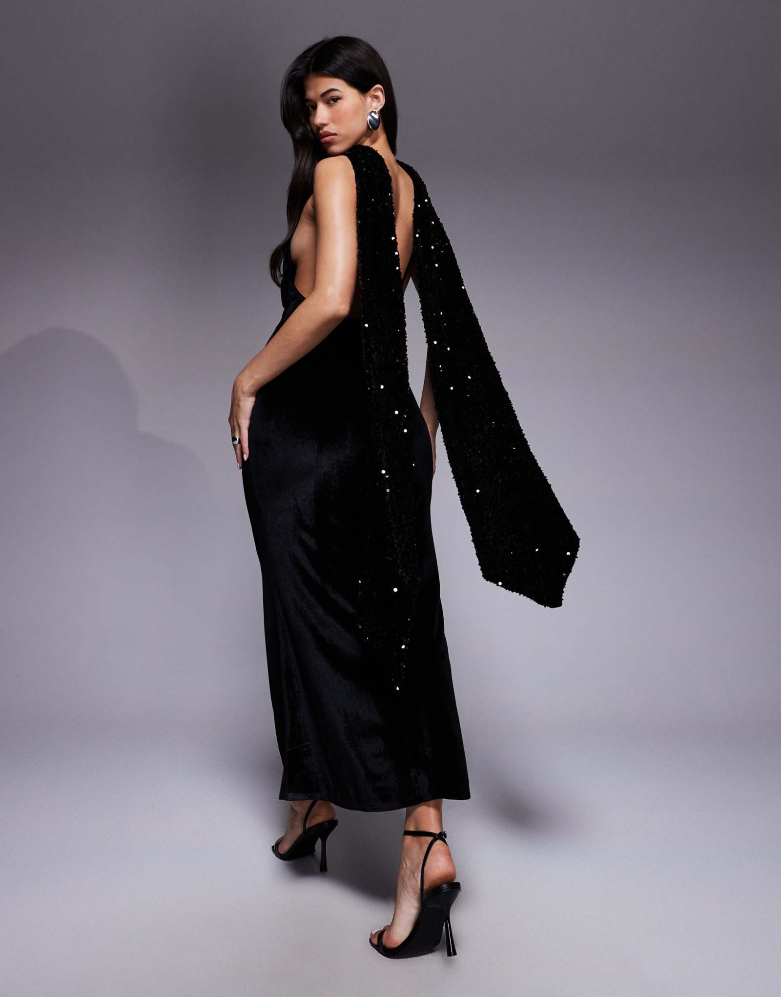 Дизайнерское бархатное макси-платье ASOS с блестками, шарфом и открытой спиной черного цвета