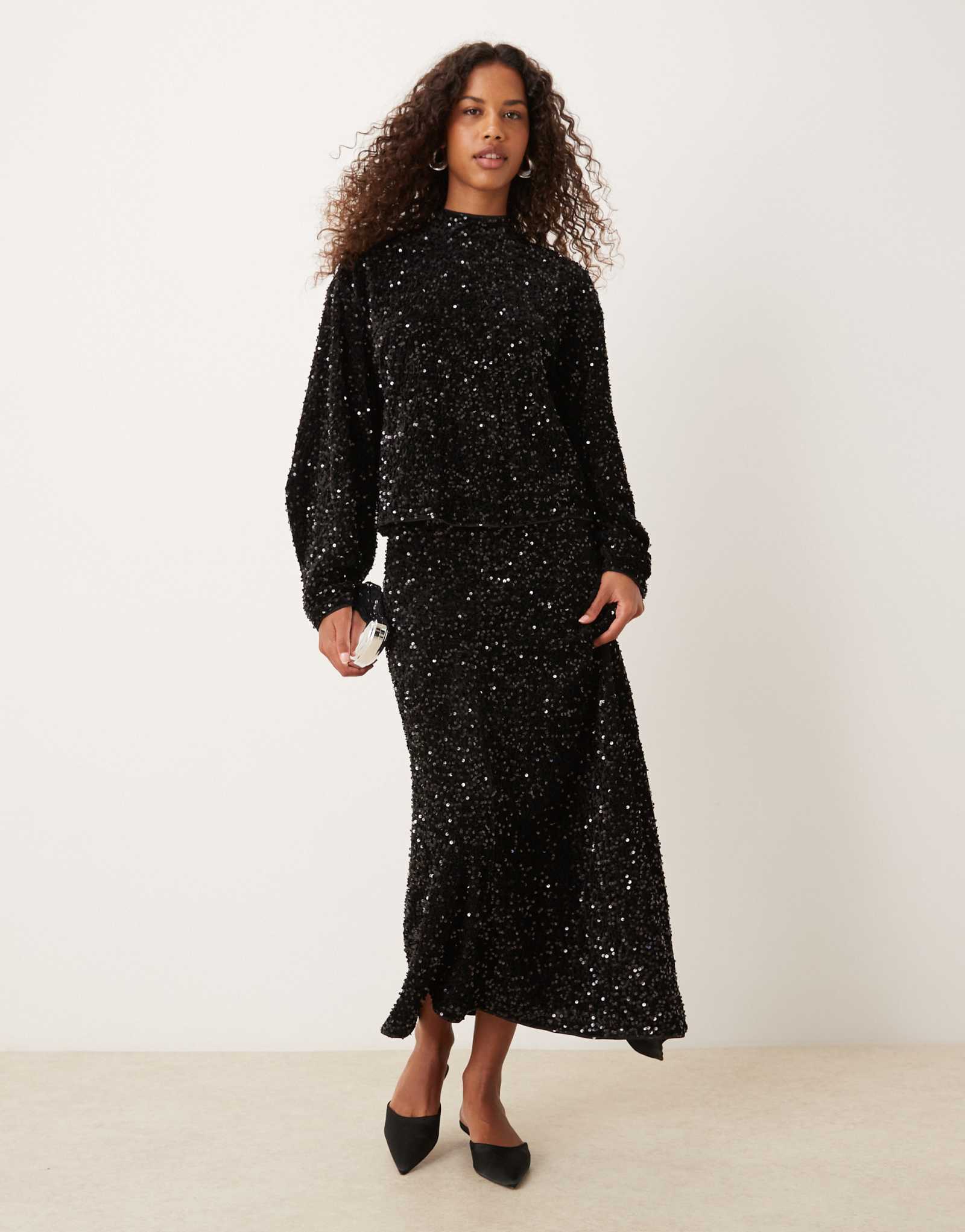 Дизайнерская бархатная юбка миди с запахом и блестками ASOS DESIGN черного цвета