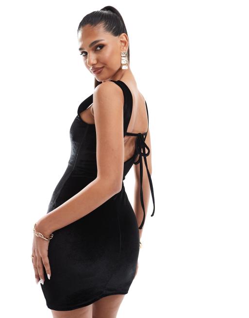 ASOS DESIGN – Czarna aksamitna sukienka mini z dekoltem karo i wiązaniem na plecach