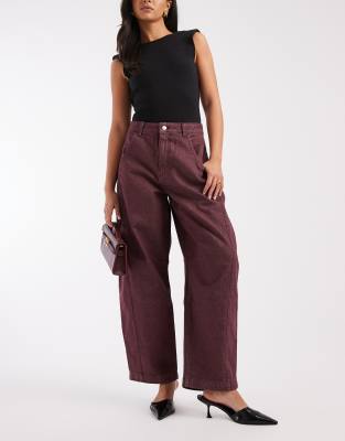 ASOS DESIGN - Verkürzte Barrel-Jeans in Pflaume-Rot