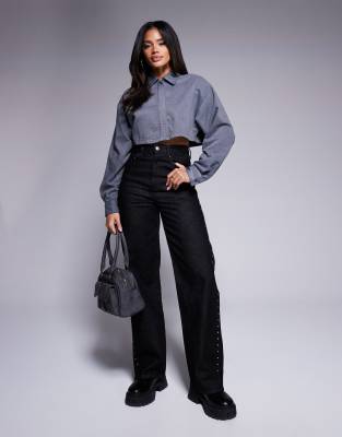 ASOS DESIGN - Verkürzte Jeans in Schwarz mit geradem Bein und Nietenverzierung