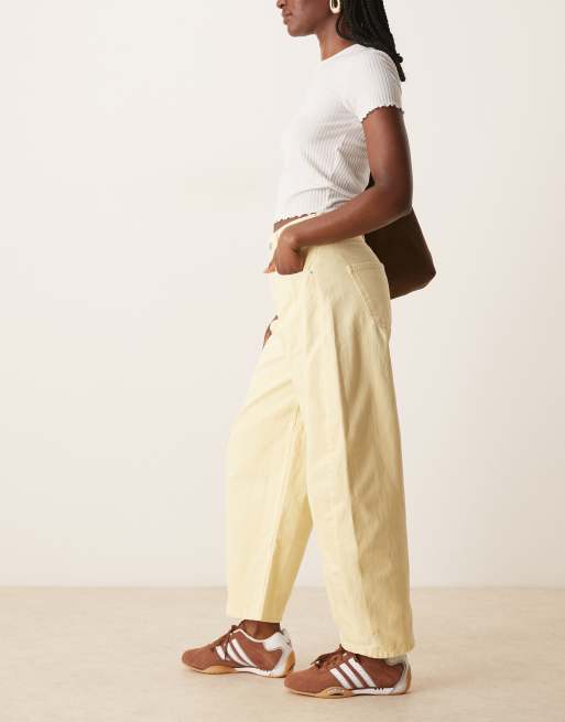 ASOS DESIGN – Verkürzte Oversize-Jeans in Buttermilchgelb mit abgerundetem Beinschnitt und Einsätzen, 3 von 5