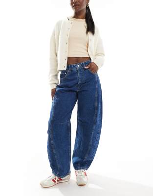 ASOS DESIGN - Verkürzte Oversize-Jeans in Mittelblau mit abgerundetem Beinschnitt und Einsätzen