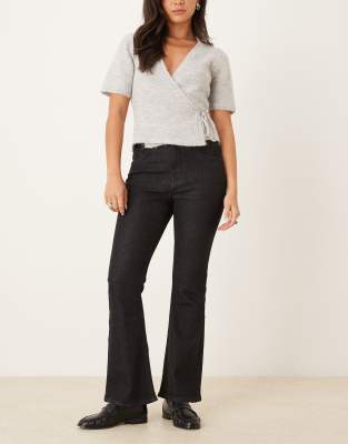 ASOS DESIGN - Verkürzte Schlagjeans in Schwarz-Ecru-Blau