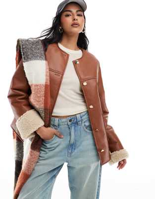 ASOS DESIGN - Verstärkte, kragenlose Jacke in Hellbraun mit Teddyfell