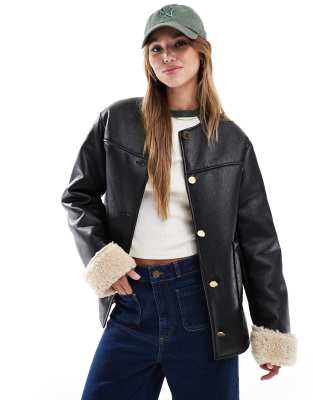 ASOS DESIGN - Verstärkte, kragenlose Jacke in Schwarz mit Teddyfell